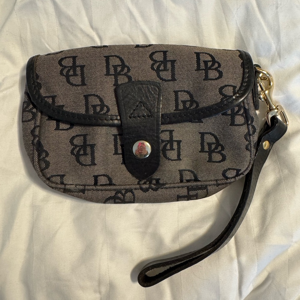 Vintage Dooney and Bourke coin purse/wristlet in excellent vintage condition.